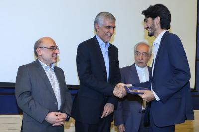 تقدیر به عنوان دانشجوی نمونه کشوری در مراسم آغاز سال تحصیلی توسط استاندار فارس - 