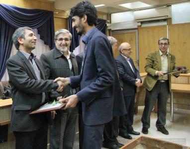 تقدیر به عنوان دانشجوی نمونه کشوری مقطع دکتری توسط هیئت رئیسه دانشگاه 1393-1 - 