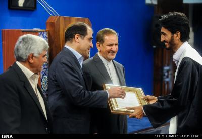 تقدیر به عنوان دانشجوی نمونه کشوری مقطع دکتری در نهاد ریاست جمهوری 1393-1 - 