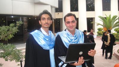 احمد صدیق، در حال آماده سازی کلیپ جشن فارغ التحصیلی مقطع کارشناسی 1389 - 