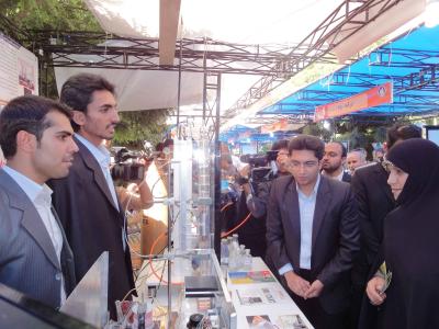 بازدید دکتر سلطانخواه معاون علمی ریاست جمهوری از غرفه گروه پلاسما در جشنواره نوآوری و شکوفایی، اردیبهشت 1390 - 